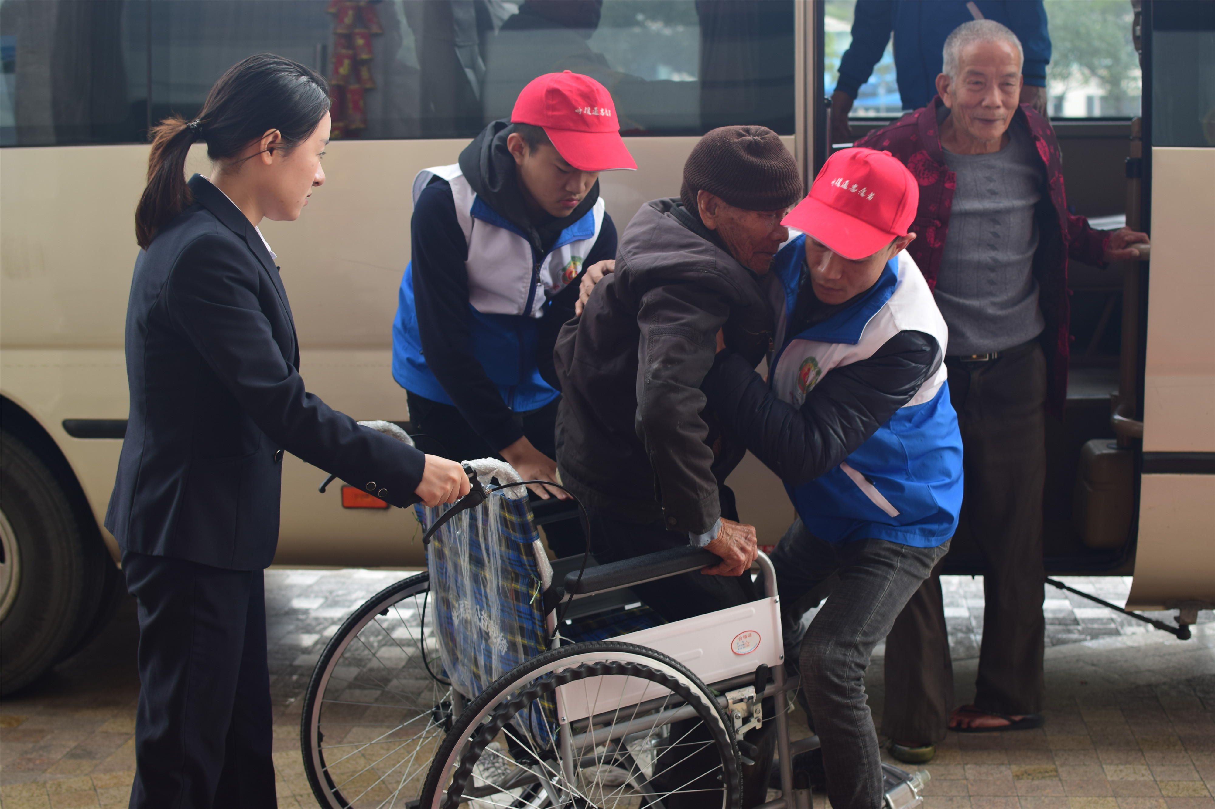 龙湖区第八个善待鳏寡百叟宴今举行铂晶大酒店多年资助大爱奉献