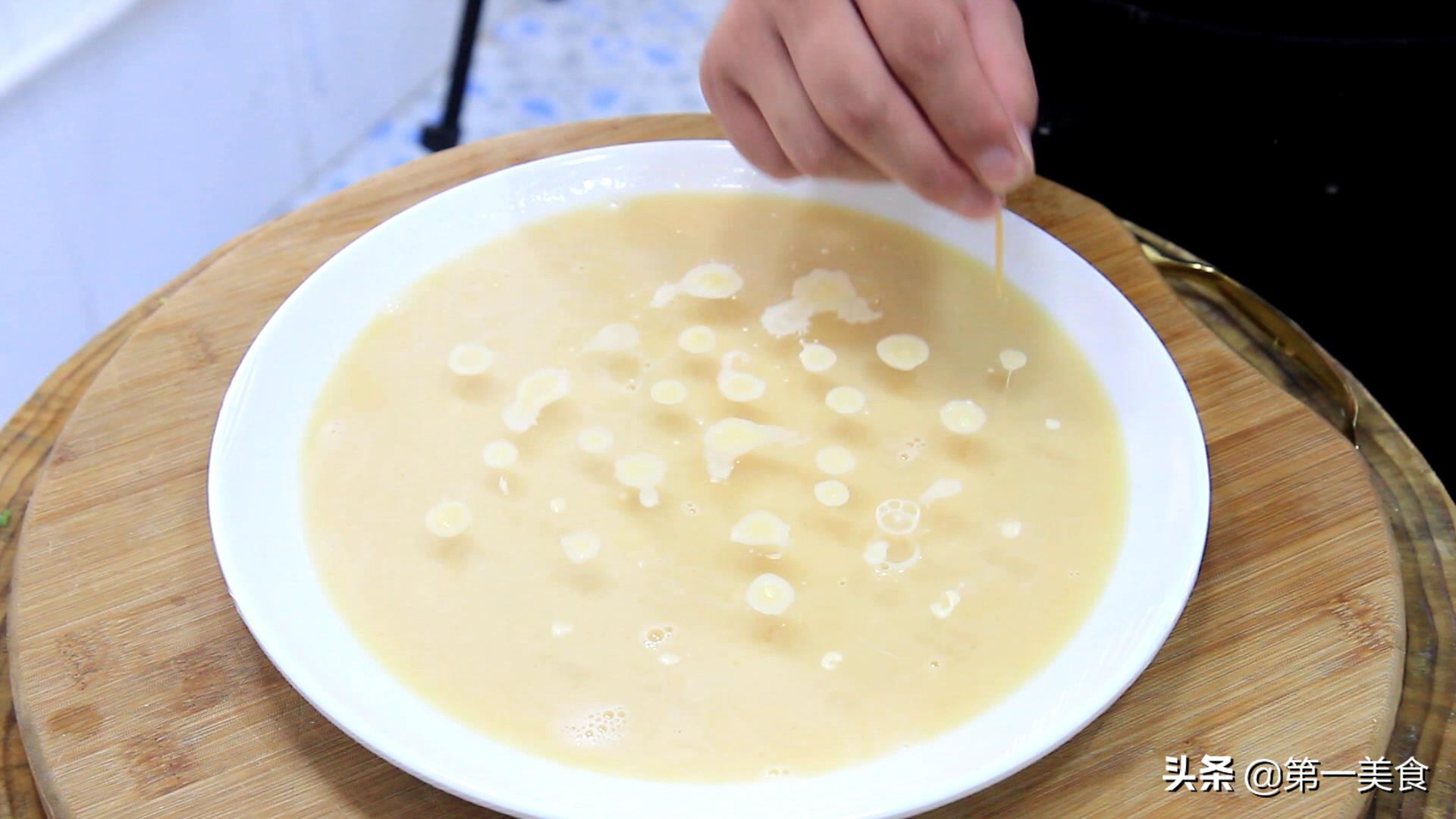 怎样做黄豆豆腐视频教程,怎么做豆腐一斤黄豆出5-10斤豆腐