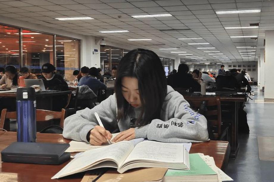 大学保研成新趋势，3大优势普通考研比不了，难怪导师会偏爱