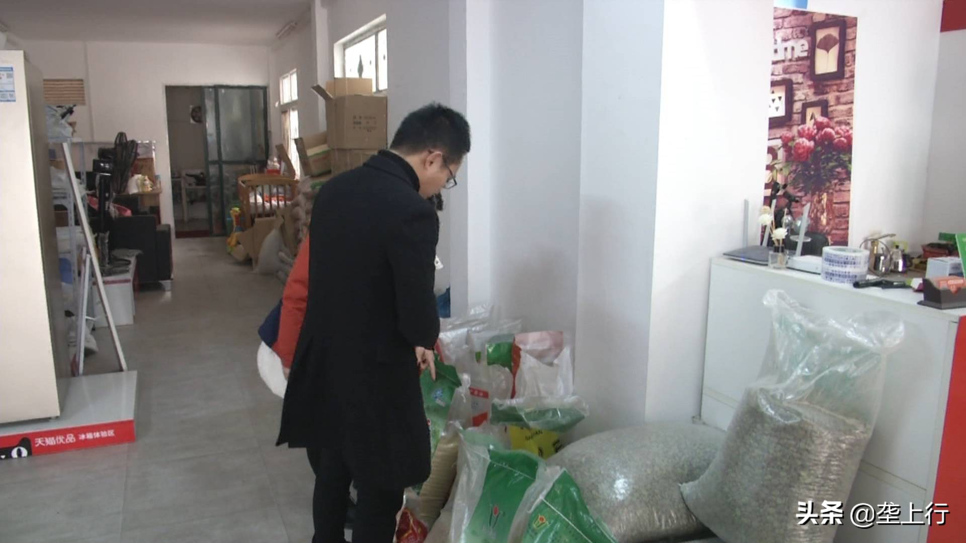 90后带领全村人致富,90后小伙创业开网店