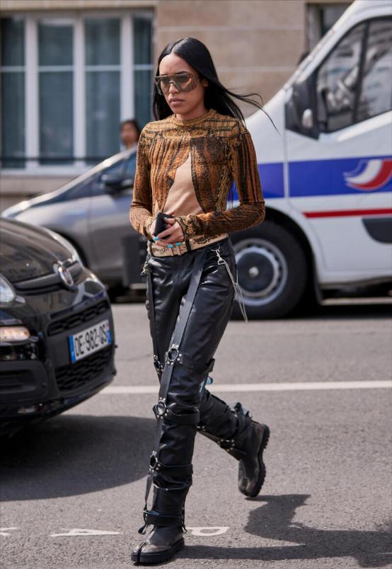 皮裤上窄下宽加长,皮裤时髦穿法