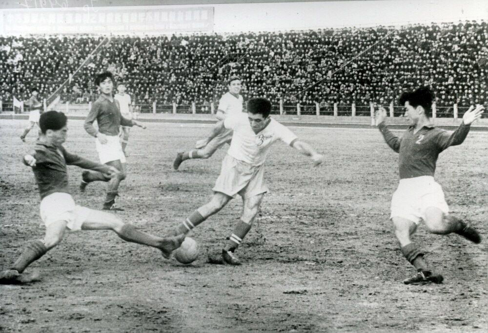 超级球迷：毛*东泽**踢门将，陈毅踢前锋，贺龙一气之下解散国足