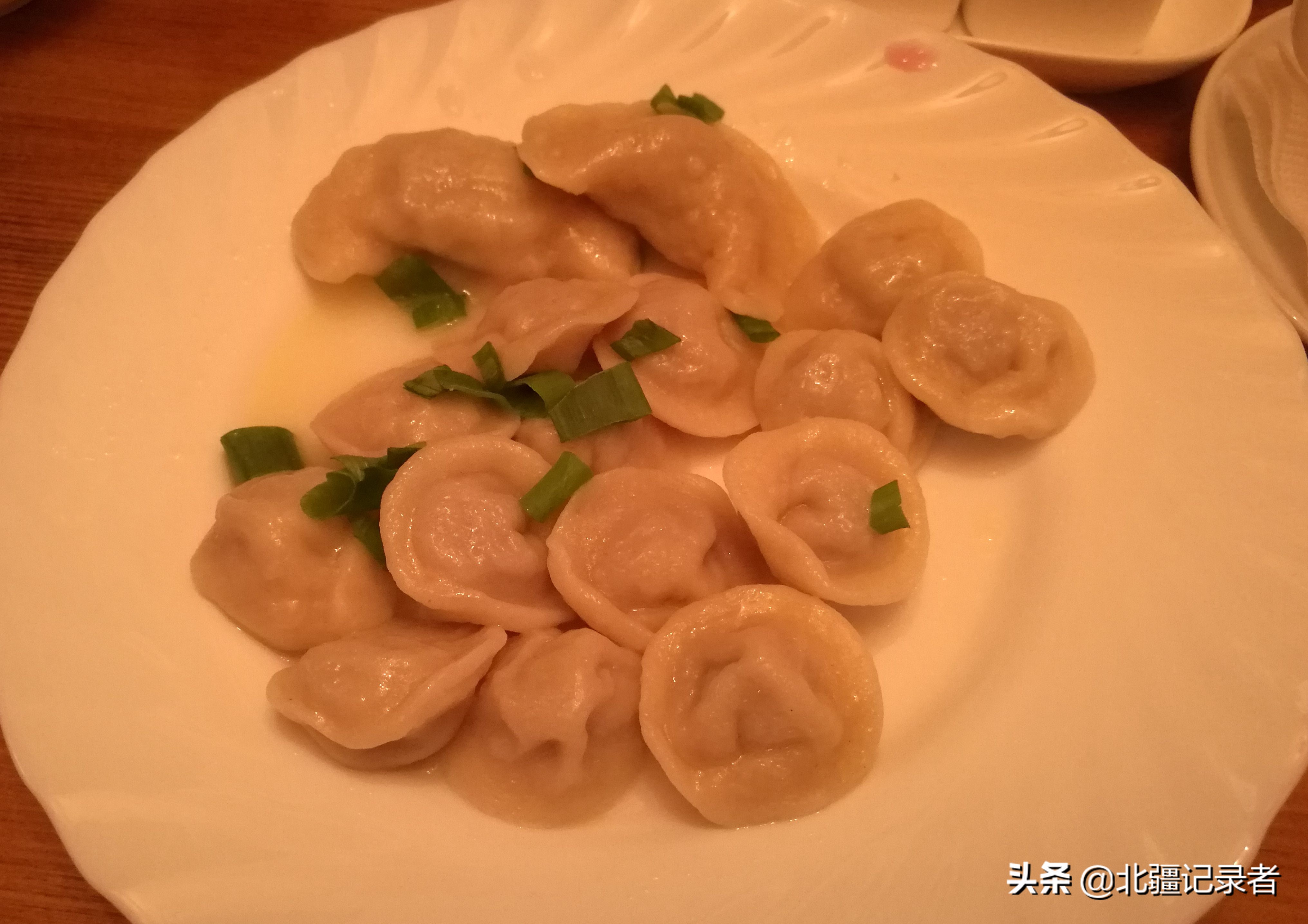 俄罗斯大叔用这些食材招待中国好朋友，中国大叔有话说