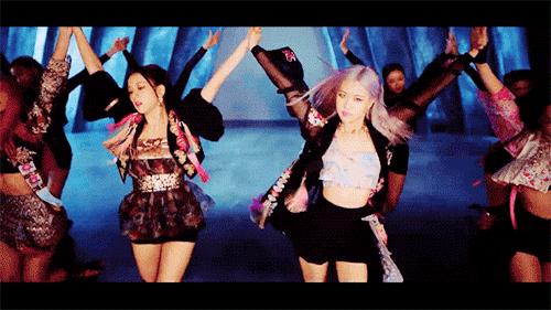 黄龄穿搭机能风衣,lisa黄龄穿搭