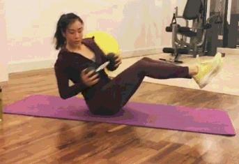 钟丽缇张伦硕人鱼夫妇跳舞视频,54岁钟丽缇穿红色人鱼装