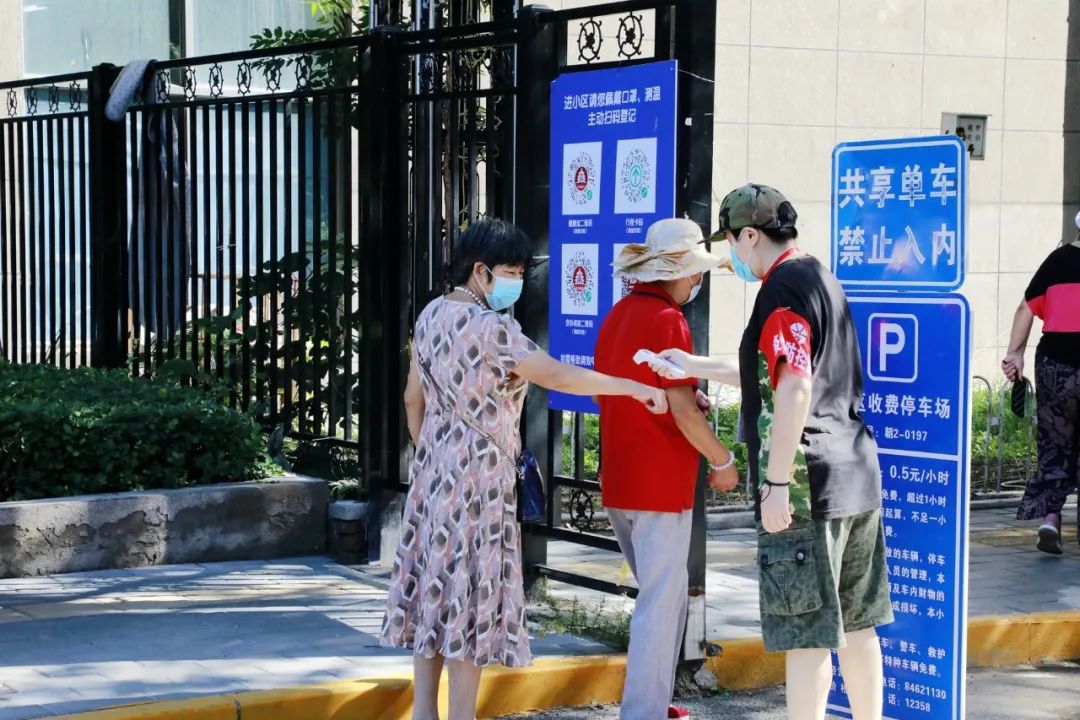 他们坚守在疫情防控一线,防控疫情他们在风雪中坚守