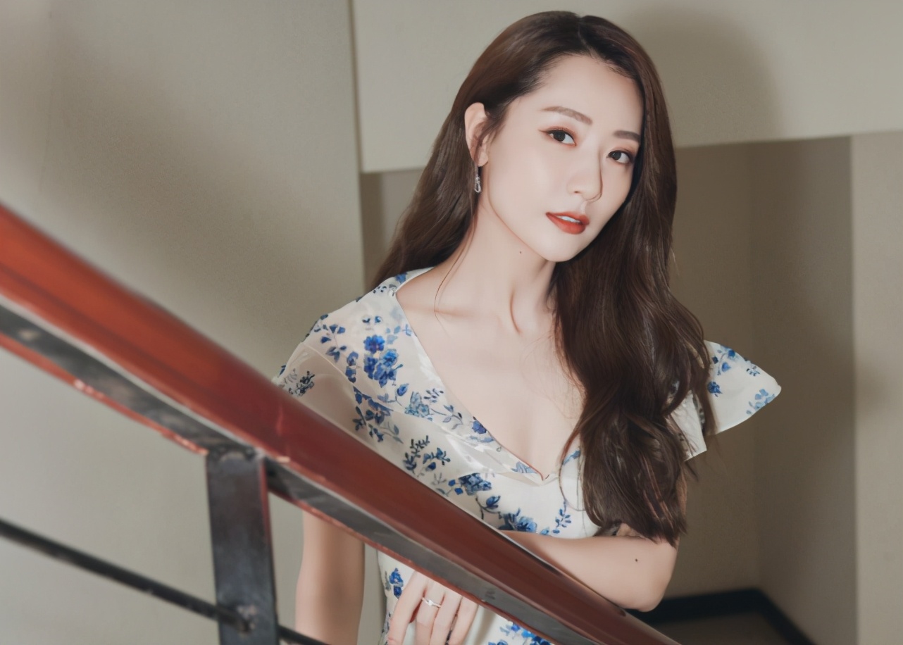 女明星舞台突发礼服事故,韩国女明星礼服意外脱落死亡