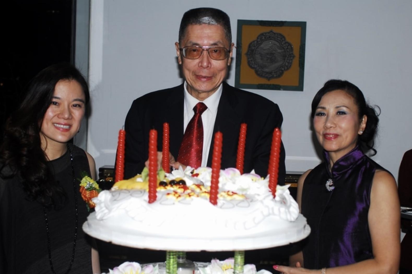 83岁钢琴家刘诗昆为2岁女儿庆生,83岁刘诗昆为爱女庆生