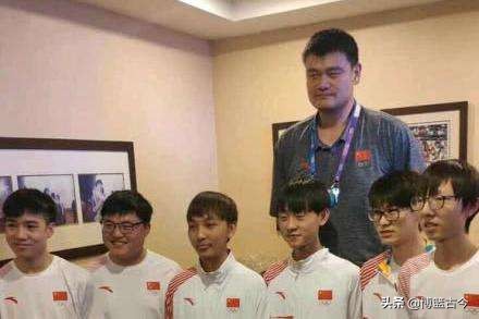 伦纳德单手单脚扣篮,伦纳德身材多夸张