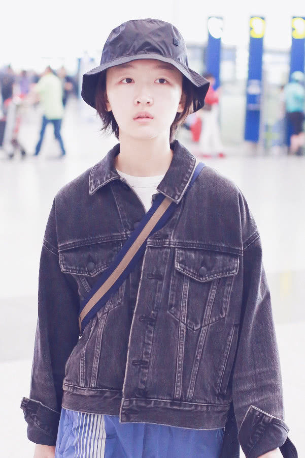 周冬雨走路穿什么鞋,周冬雨一字带鞋