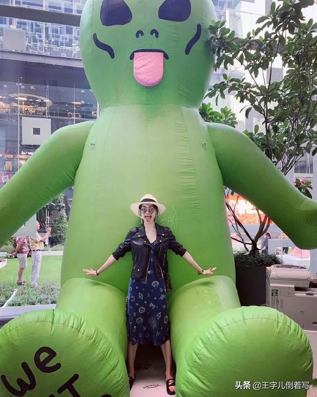 女生怎么摆pose怎么拍照好看,小女孩拍照如何摆pose戴帽子