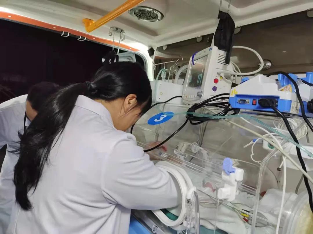 与生命赛跑重症转运全记录,生命接力危重症婴儿
