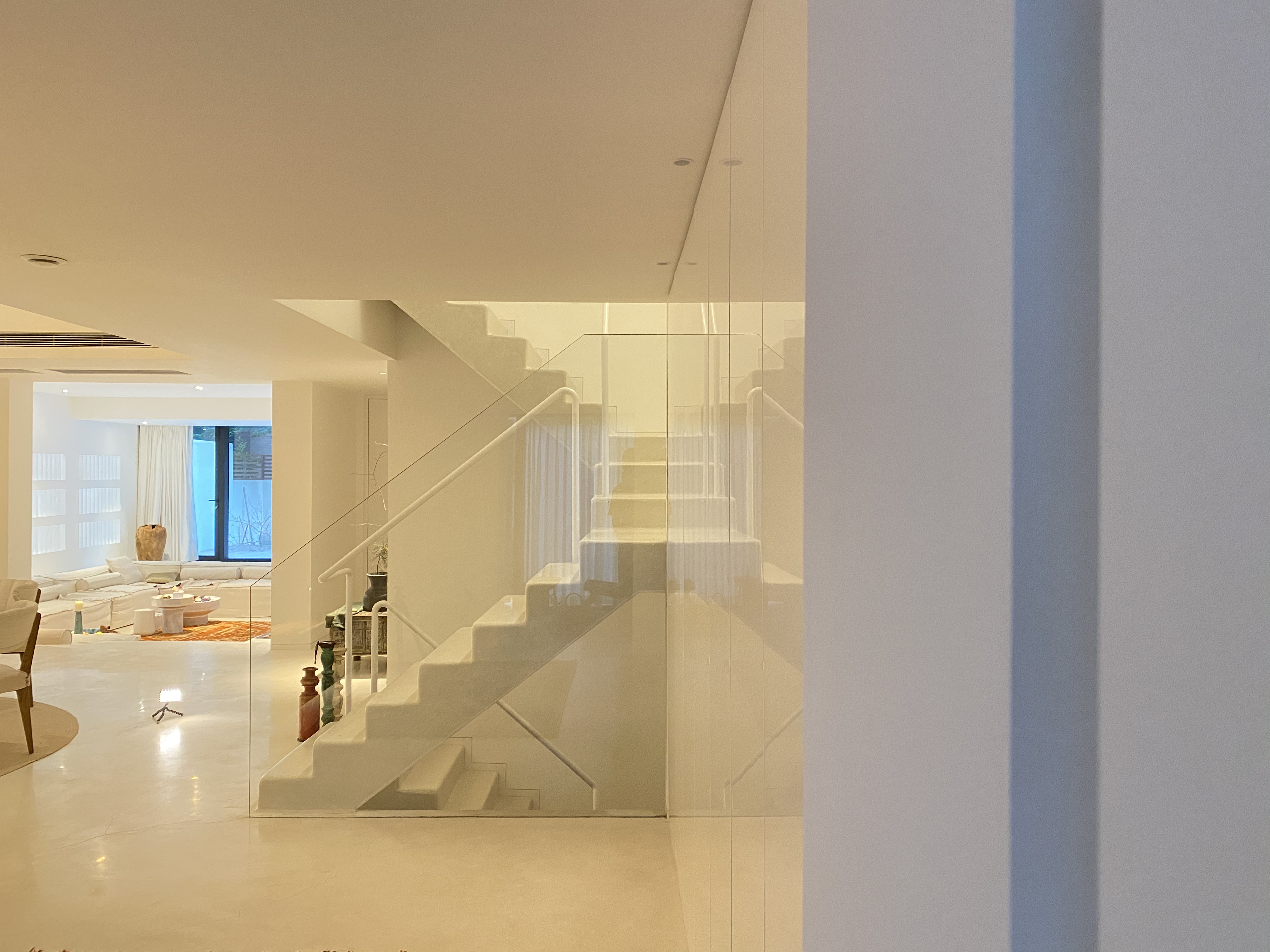 这对夫妇的家，用上海老洋房的地板铺浴缸，用石英砂做“茅厕”