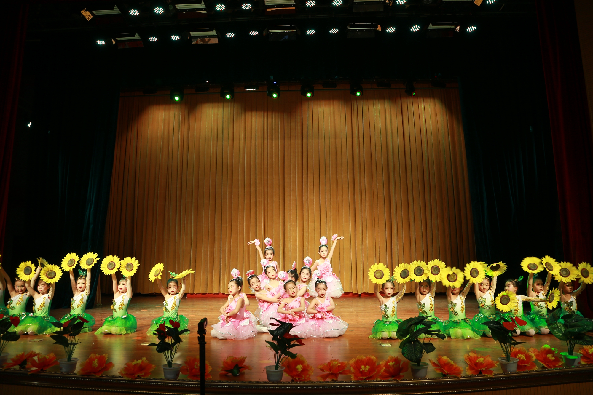 金鸡艺术《舞动人生梦想起航》专场晚会在青少年活动中心演出