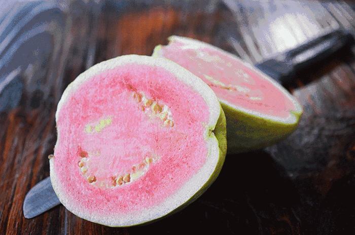 它外面像不熟的,里面像西瓜,广东人喊它“鸡屎果”,你吃过吗?