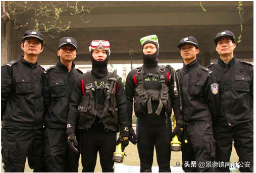 警察下水道寻找尸体,在水下找到尸体