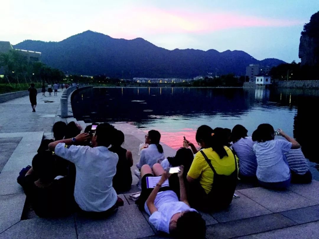 在只有KTV和麻将馆的县城里建一座图书馆,他们坚持了8年