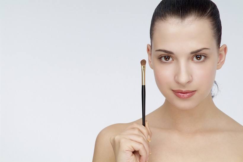 妹妹旁边长了个痘痘怎么办,三角区反复长痘痘