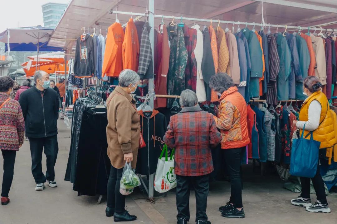 沙河边的野生菜市，是成都嬢嬢的狂欢现场