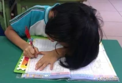 「迷糊老师」弟弟大班了还不会写自己的名字，妈妈说他是弱智