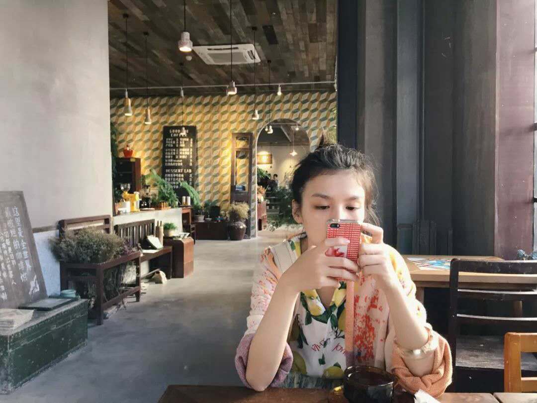 父亲死于狱中，暗恋母亲情人；拒绝拍戏的她、23岁却成金像奖影后