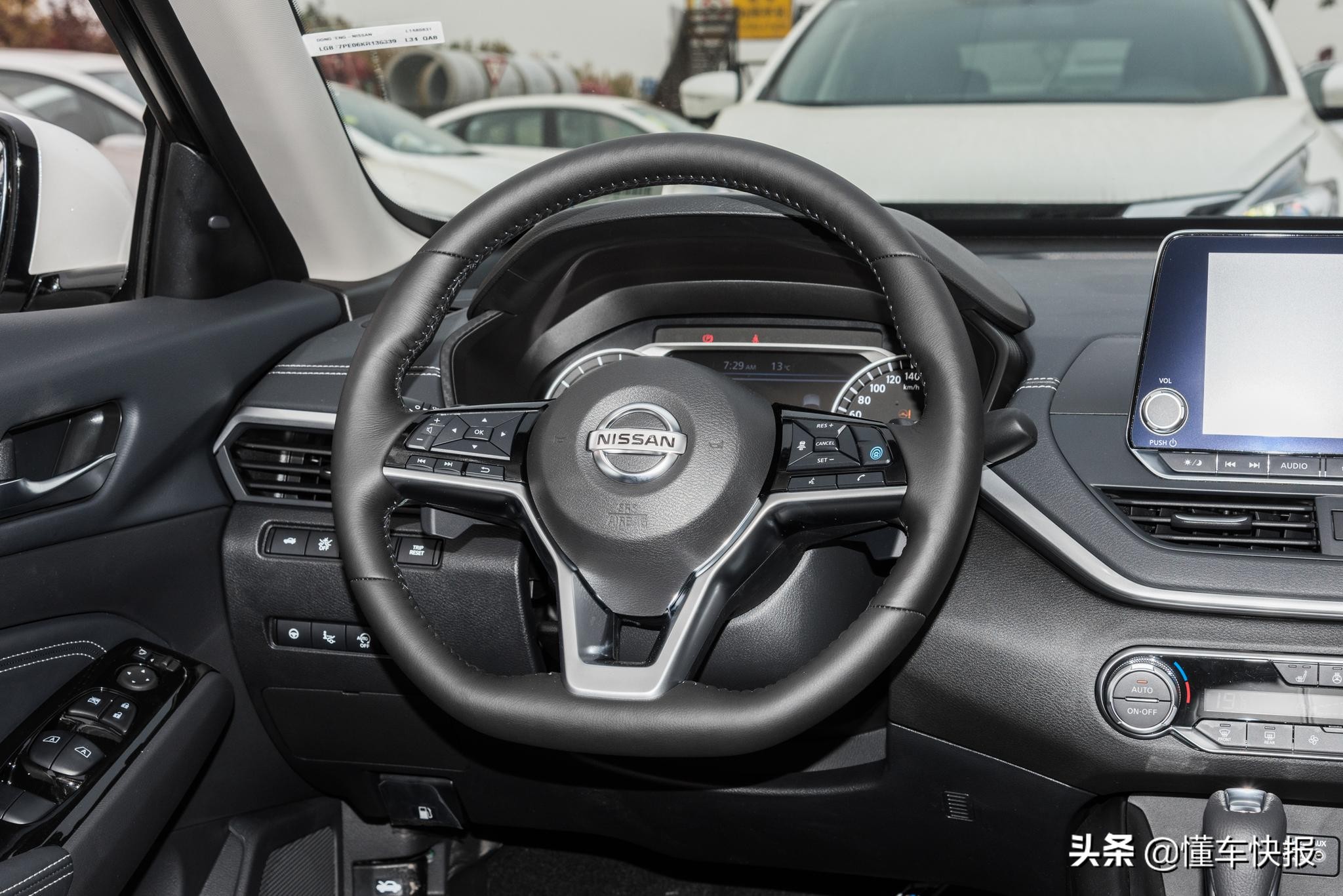 本田雅阁和日产天籁2.0t对比测试,天籁2.0t和雅阁混动怎么选