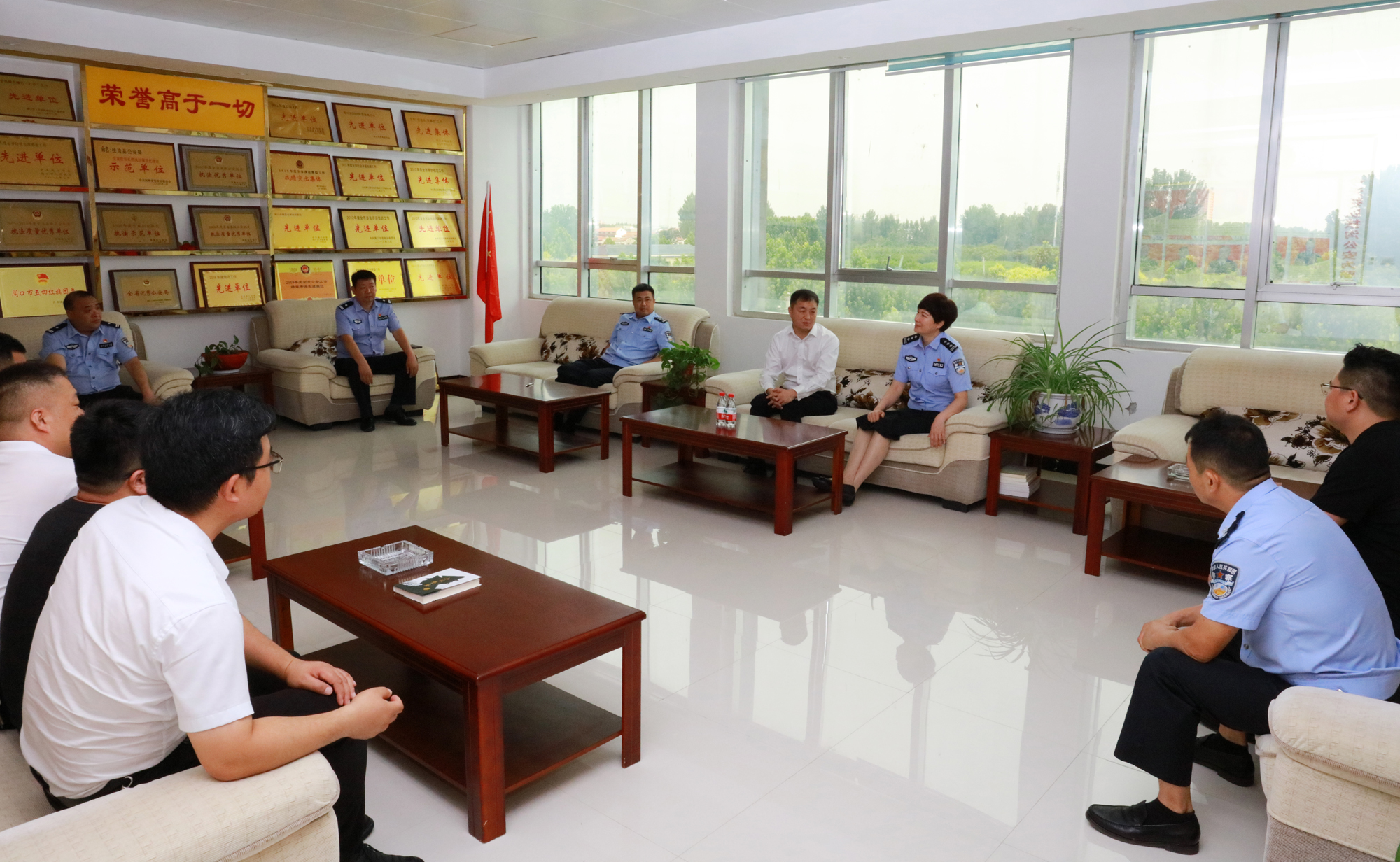 破获肇事逃逸民警获赠锦旗,警方速破盗窃案群众送锦旗致谢