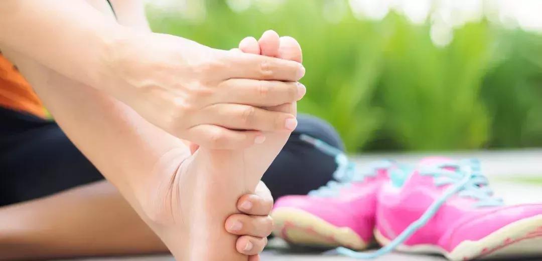 跑步导致脚底板疼,跑步脚底板疼怎么康复