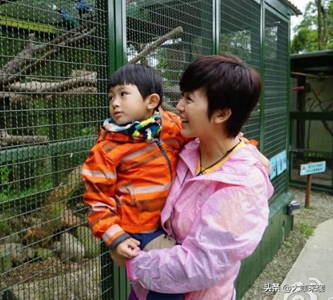 唐宁和张国荣合影,张国荣和周润发年纪