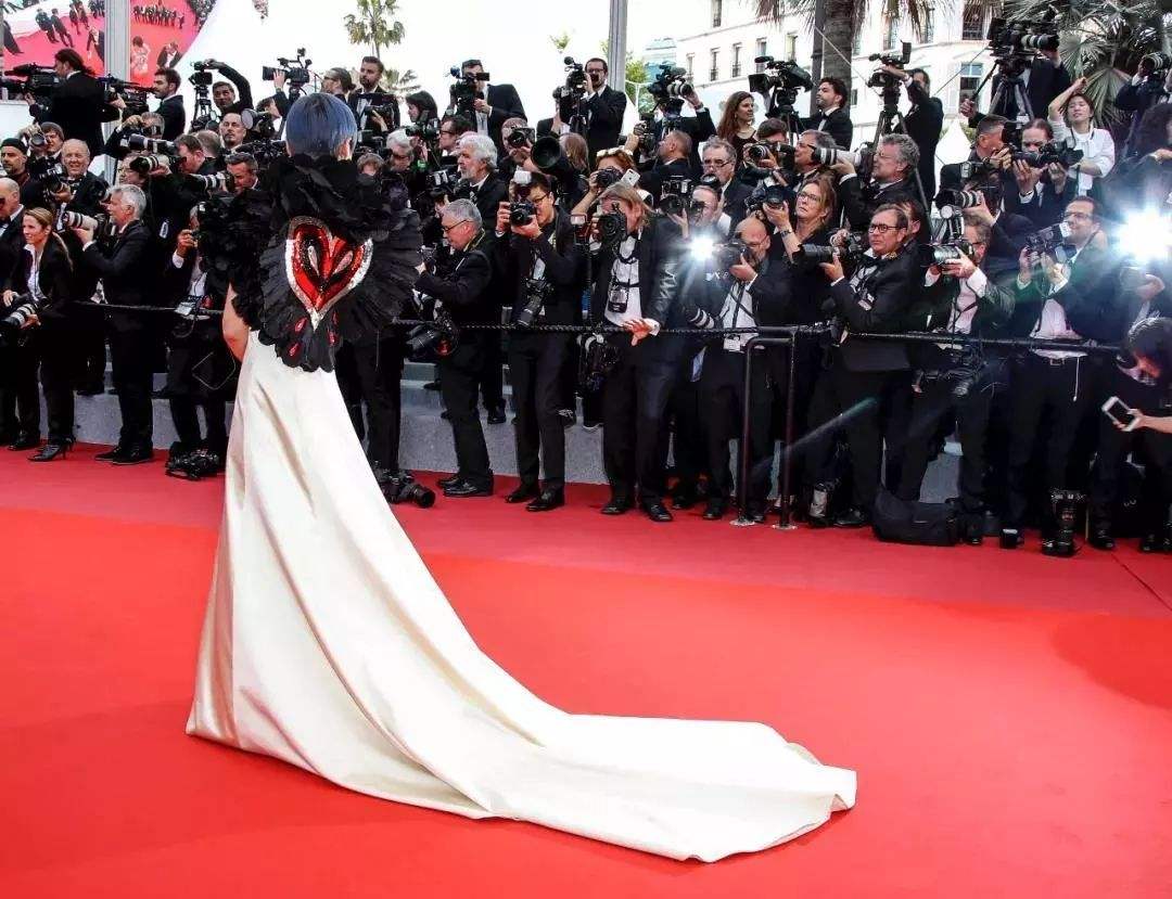 女星红毯如何整理裙摆,女明星走所有红毯礼服