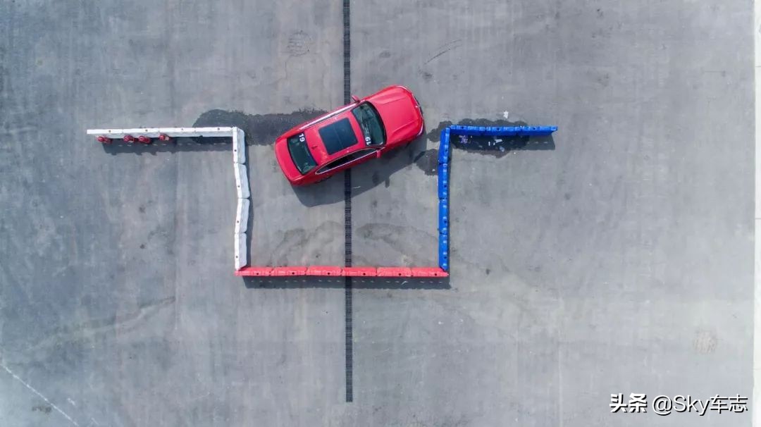 宝马新3系赛道体验+长途试驾之后，建议你千万不要轻易入手