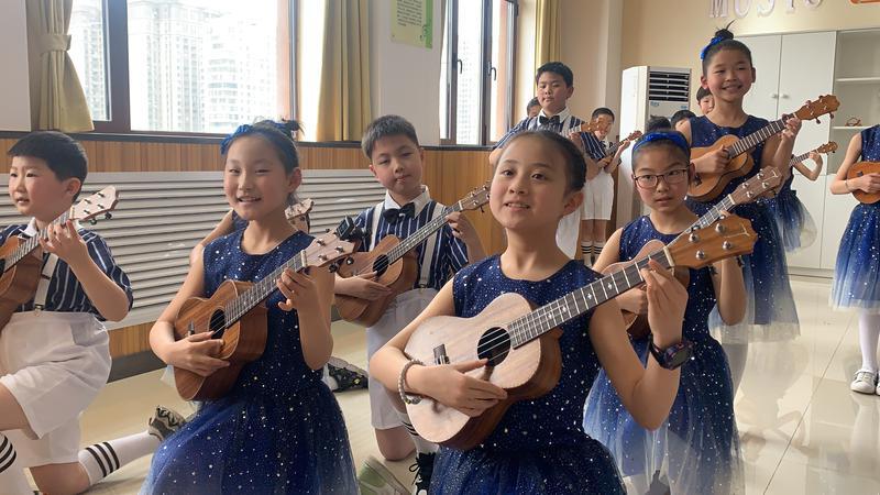 学生茁壮成长,缤纷校园快乐成长