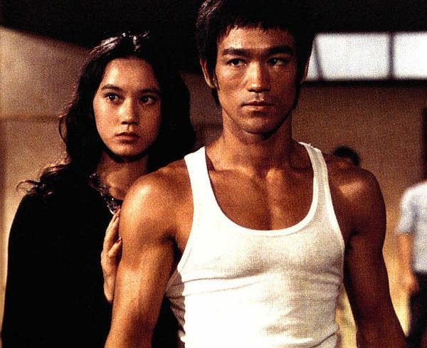 追星的最高境界：从小痴迷李小龙，长大后把自己追成了“李小龙”