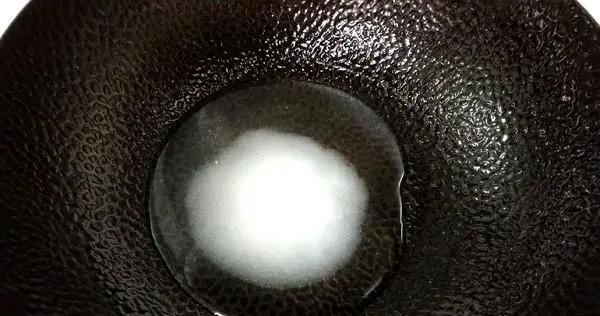 鱼刺咽下去喉咙难受怎么办,鱼刺卡喉别用喝醋吞饭等土方法