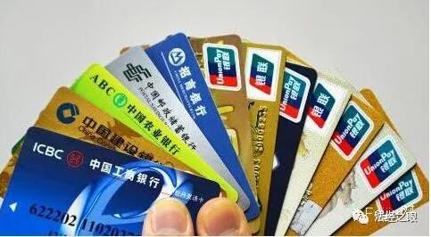 捡到手机猜出密码，使用支付宝转走存款和使用花呗定什么罪？