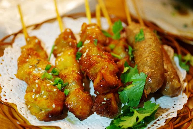 夜幕升起思北路口，285蚝味馆撸个串喝个酒聊个天！