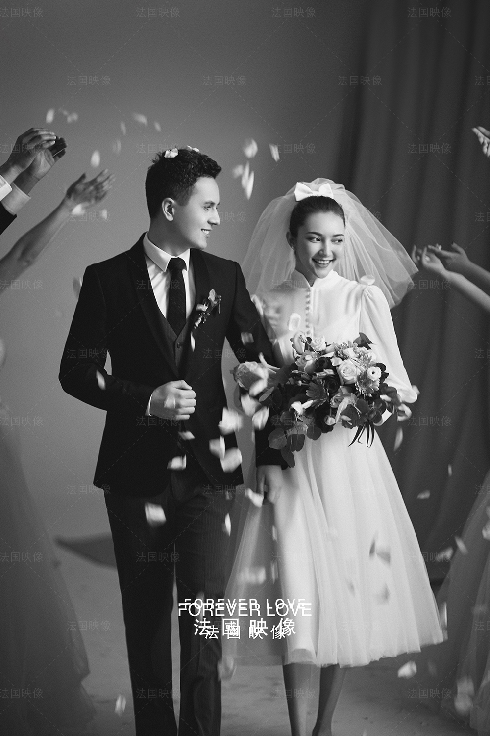 小个子穿什么婚纱拍照好看,胸小怎么穿婚纱显大