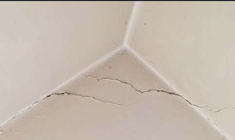 墙面乳胶漆开裂找哪个机构鉴定,乳胶漆墙面开裂能不能直接贴墙布