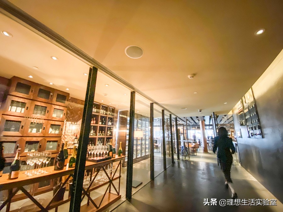 住在广州瑰丽酒店看外面风景,广州瑰丽酒店看到整个广州夜景