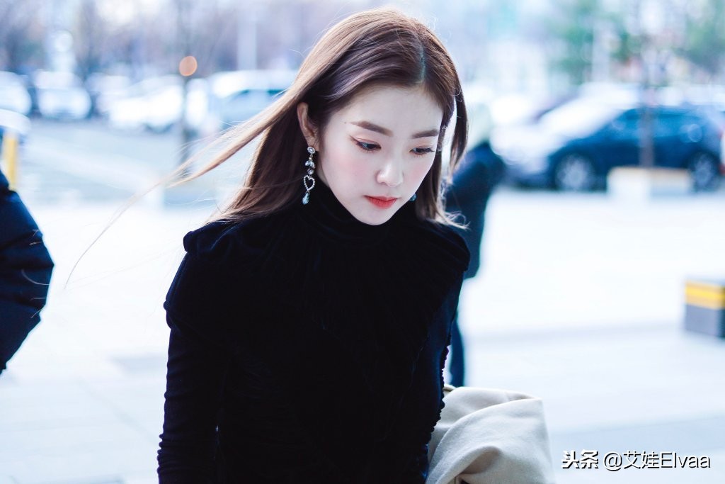 裴珠泫这是什么神颜值？简单大衣配靴子，灰色美瞳超迷离，太美了