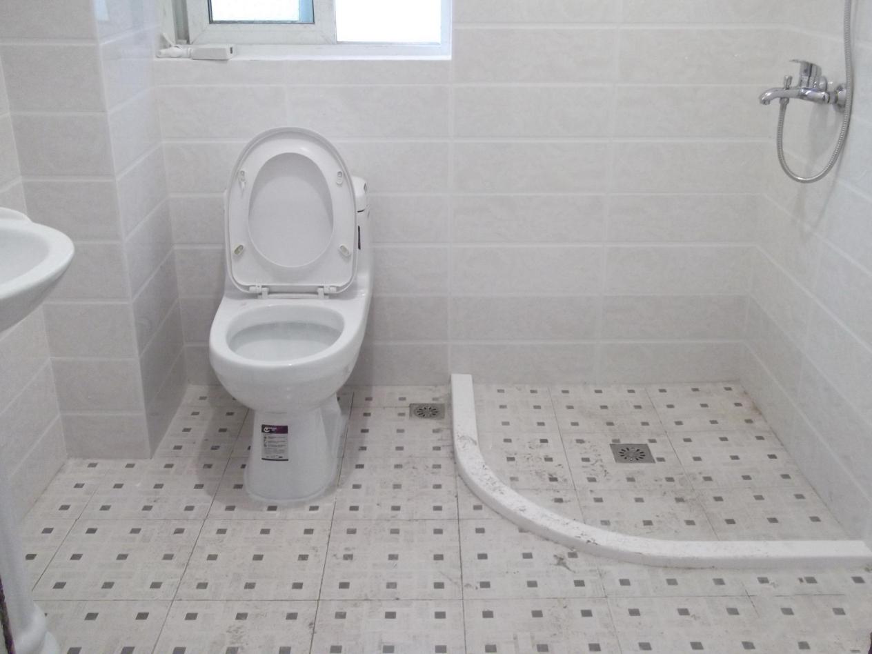 马桶坑内水位变低出水速度也很慢,马桶冲劲小下水慢水位低