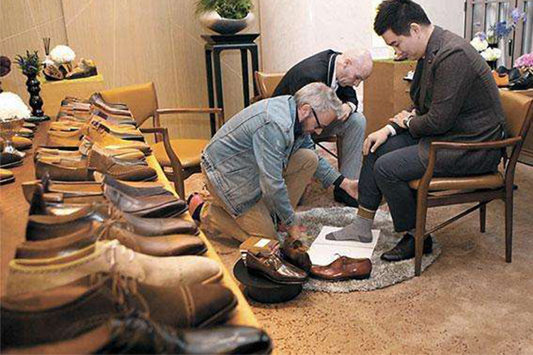 平时该怎样保养漆皮皮鞋,保养皮鞋为什么需要用刀刮