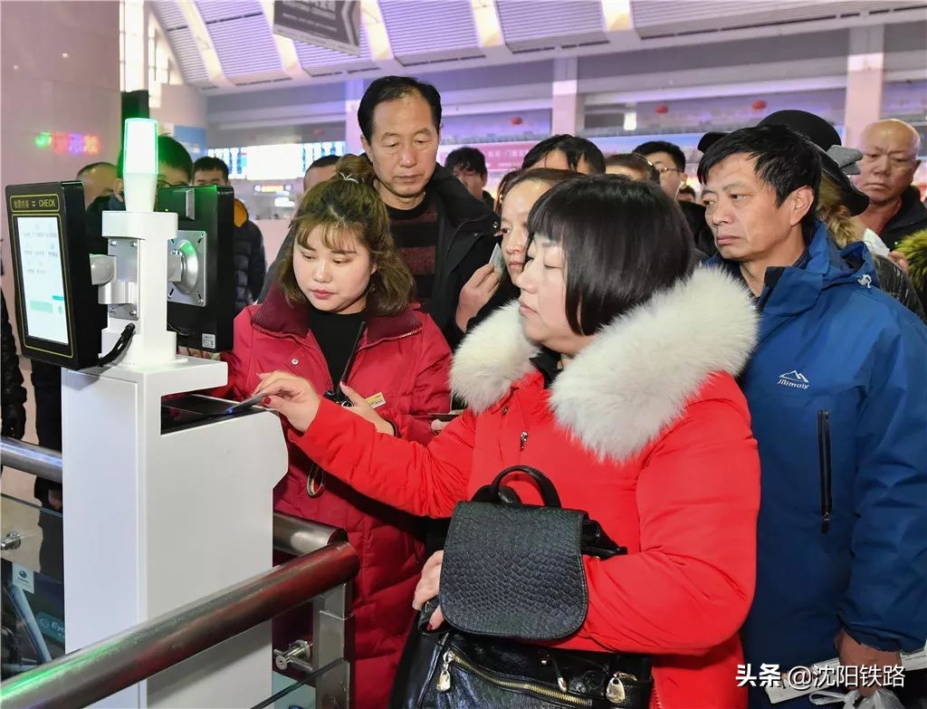 实行电子客票首日旅客为便捷点赞