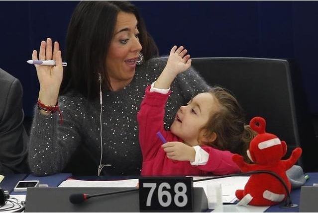 女议员带孩子工作,丹麦女议员