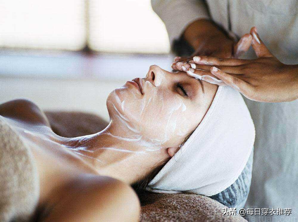 敷面膜时：上面的塑料纸切记别扔掉，教你正确方法，面膜吸收更好