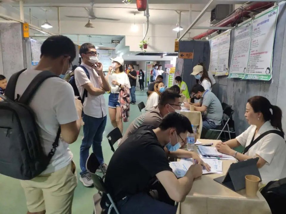 显摆招聘网怎么样,招才引智招聘会现场