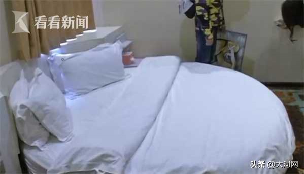 男子与女友酒店开房被*窥偷**在墙壁上发现一个洞