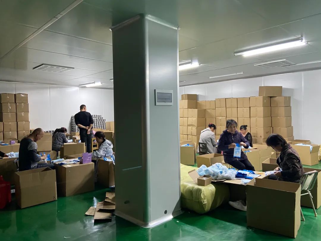 一个口罩卖300万,一个口罩商人亏1700万