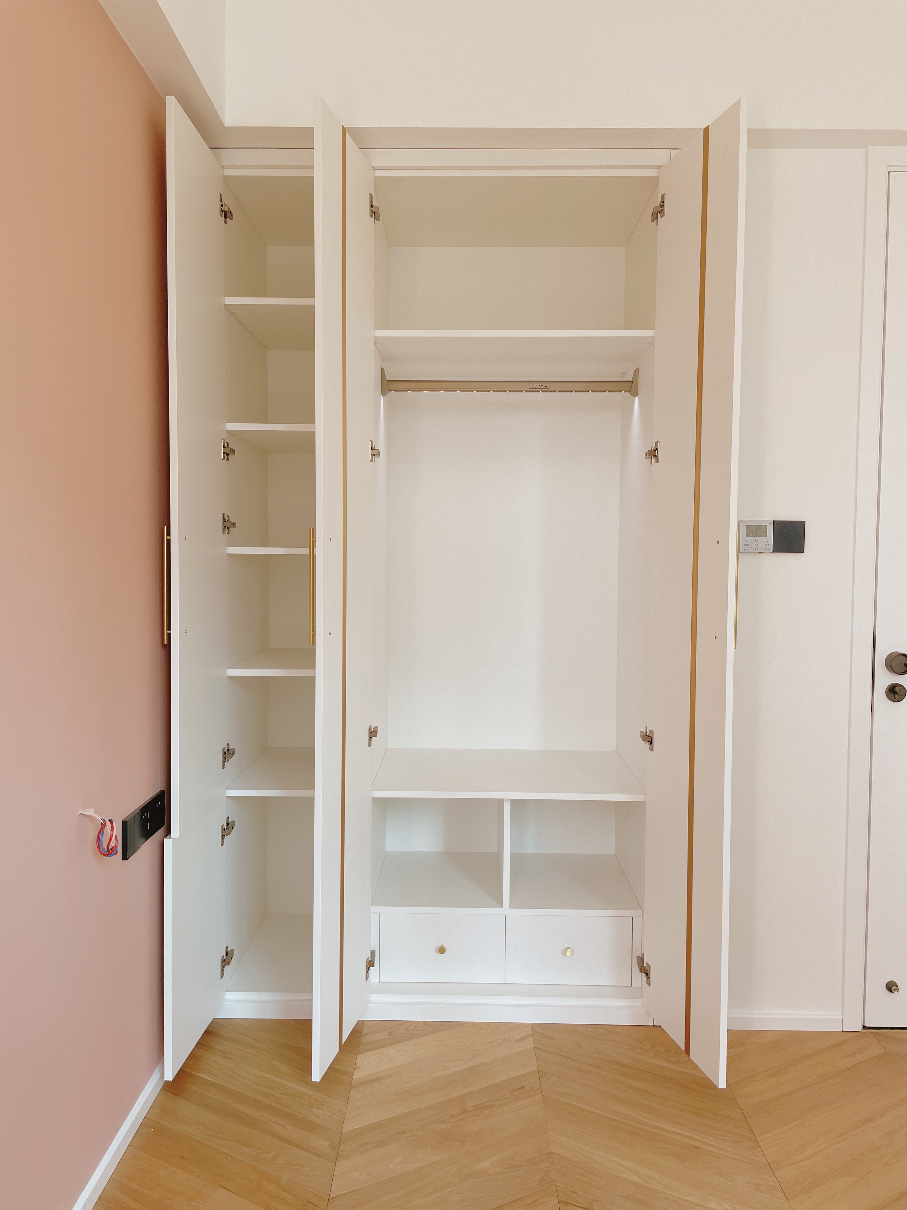 粉色格栅卧室背景墙,卧室背景墙是粉色搭配什么窗帘