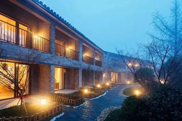 德清最高峰上的云端民宿，躺在离星空最近的床上